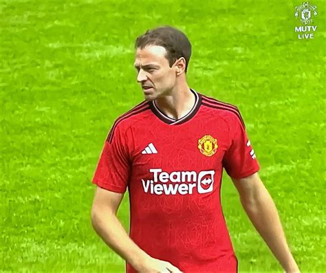 Jonny Evans makes first Manchester United appearance in eight years ...