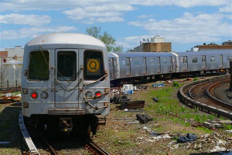 R46 Train Curving out of 9th Avenue via the West End Line : r/nycrail