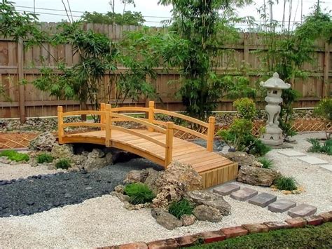 This Japanese garden decorated with Japanese pagoda decor and a wooden garden bridge. | Jardines ...