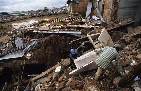 Retrieving materials from ruins, Tegicigalpa city destroyed by H | Nigel Dickinson