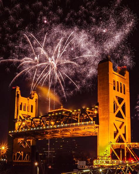 Fireworks over the Tower Bridge : r/Sacramento