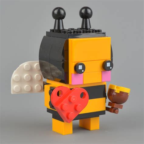 LEGO 40270 Valentine’s Bee review | Brickset