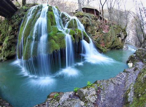 VIDEO S-a prăbușit una dintre cele mai frumoase cascade din România