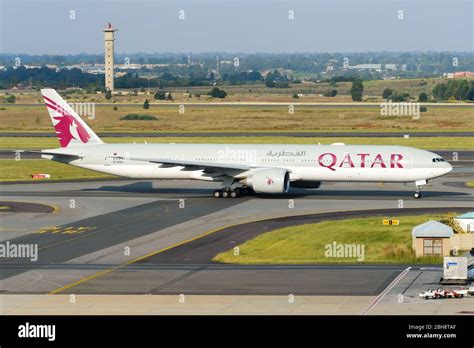 Qatar Airways Boeing 777 taxiing. Long haul 777-300ER aircraft registered as A7-BAC Stock Photo ...