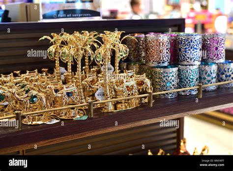 Dubai, VAE - April 10. 2018. Souvenirs in Duty-free-Shop am Flughafen Stockfotografie - Alamy