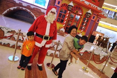 Scared of Santa? - Awkward mall Santa photos - Pictures - CBS News