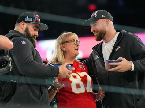 New video shows Donna Kelce sweetly consoling Jason and celebrating with Travis after her sons ...