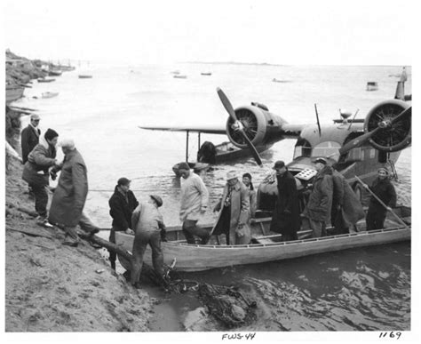 Free picture: people, disembarking, boat, shore, help