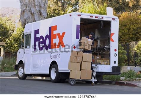 Fedex Truck Stock Photos - 2,153 Images | Shutterstock