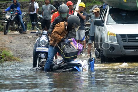 KECELAKAAN AKIBAT REL KERETA API TERENDAM BANJIR | ANTARA Foto