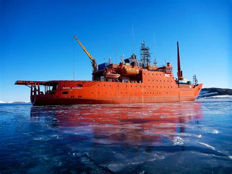 Australian flagship icebreaker Aurora Australis runs aground in Antarctica