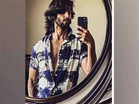 Shahid Kapoor flaunts new hairstyle in 'mirror selfie'