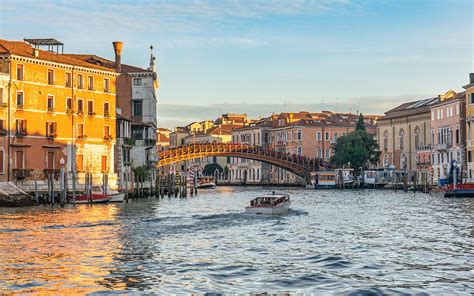 Night Gondola Rides in Venice | Private, Serenade Options