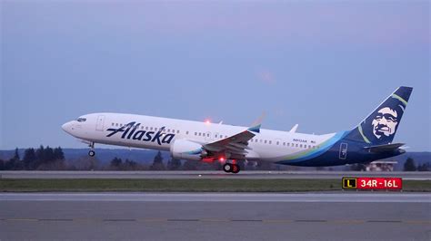 Alaska Airlines Gives Boeing a Big 52 737 MAX Jet Order With an Eye to ...