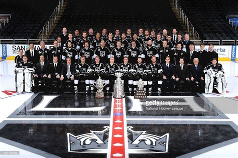 The Los Angeles Kings pose for a team picture with the Stanley Cup... | Los angeles kings, Team ...