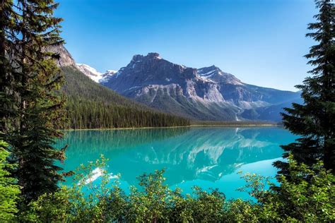 Emerald Lake in Rocky Mountains | ASKMigration: Canadian Lifestyle Magazine