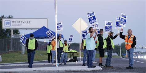 UAW, Big Three Auto Makers Enter Uncharted Waters With Strike - Barron's