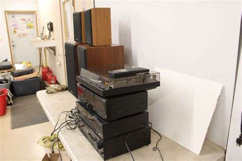 Stereo equipment & speakers - Lee Real Estate & Auction Service