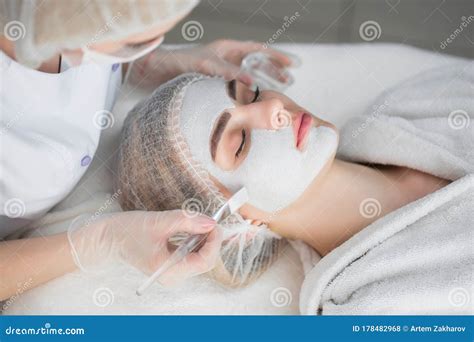 Face Peeling Mask, Spa Beauty Treatment, Skincare. Woman Getting Facial Care by Beautician at ...