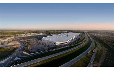 Tesla plans $700 million expansion of new Texas plant | Automotive News