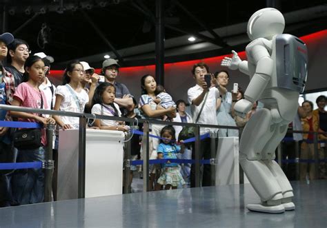 Honda Asimo Robot Botches Museum Guide Job | Ubergizmo