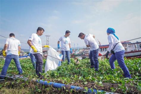 Pertamina Participates in Beach Cleanup in Pasaran Island