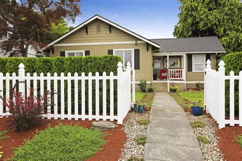 Casa Americana Exterior Com A Cerca De Madeira Branca Foto de Stock ...