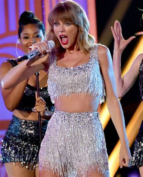 Taylor Swift Performs at the 2013 American Music Awards