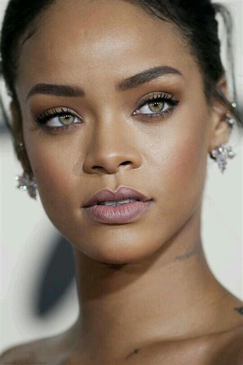 Pin de ~Helena~ em Riri rules ★ | Maquiagem rihanna, Rihanna, Maquiagem natural