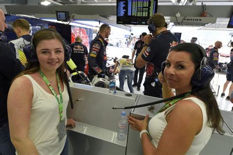 Sophie Kumpen, moeder Max Verstappen en zus Victoria Verstappen (links ...