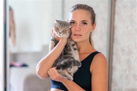 Atractiva mujer joven con el pelo largo abrazando a su mascota con una ...