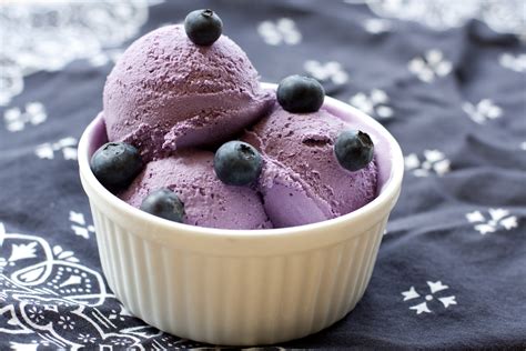 Simple, Creamy Blueberry Ice Cream | bakers@heart