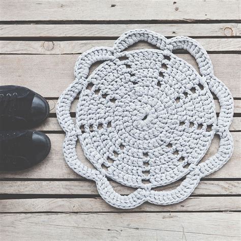 DIY: crochet flower rug #FreePattern | Crochet flower rug, Flower rug, Crochet stone