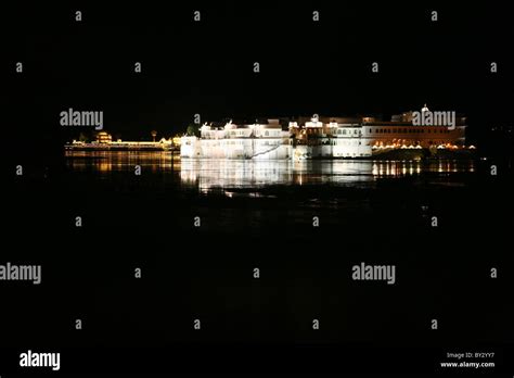 Night view of Lake Palace on Pichola Lake, Udaipur, Rajasthan Stock ...