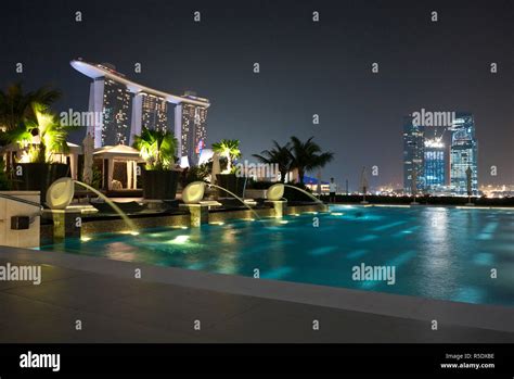 Swimming pool, Mandarin Oriental Hotel, Singapore Stock Photo - Alamy