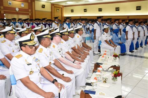 Gubernur Akademi Angkatan Laut Hadiri Wisuda Sarjana dan Diploma STTAL