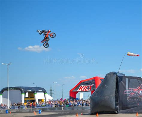 Moto Freestyle. Jumping with Stunning Tricks in the Sky -incredible ...