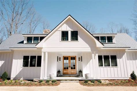 30+ Farmhouse Exterior Ideas For Your Modern Farmhouse