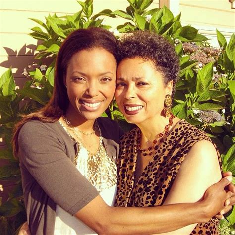 MothersDay Pic: #TheTalk's @aishatyler & her mom Robin hug it out! #1BigFamily #HappyMothersDay ...