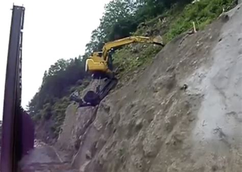 VIDEO: Rock-climbing excavator can dig just about anywhere