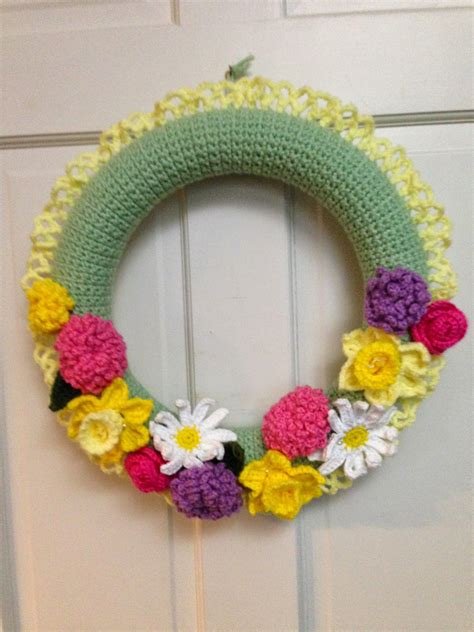 Spring Wreath with yellow ruffle | Fall crochet patterns, Wreath crafts, Crochet decor