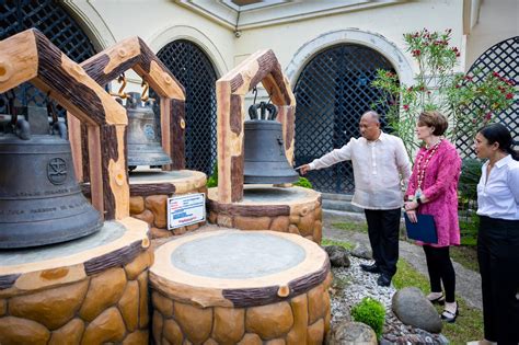 U.S. Ambassador Visits Balangiga Bells - U.S. Embassy in the Philippines