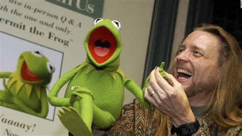 'Muppets Now' review: Kermit and Miss Piggy bring their old tricks a ...