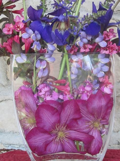 flower arrangement w/flowers in water Water Flowers, Flower Arrangements, Glass Vase, Landscape ...