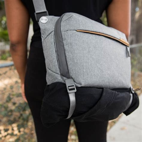 Peak Design Everyday Sling V2 6 Liter - Ash (Light Gray) - Foto Erhardt