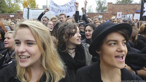 Women strike in Poland against abortion ban – DW – 10/03/2016