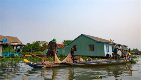 Fishing on the River, Vietnam - Steve Barru Photographs