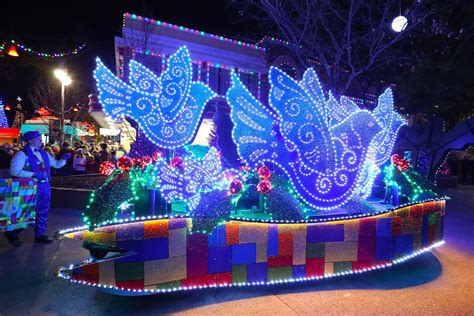 Dollywood's Smoky Mountain Christmas features 5 million lights, Coat of Many Colors parade | WZTV