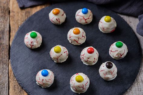 Scare a Halloween Crowd With These Cool Peanut Butter Eyeballs | Recipe ...