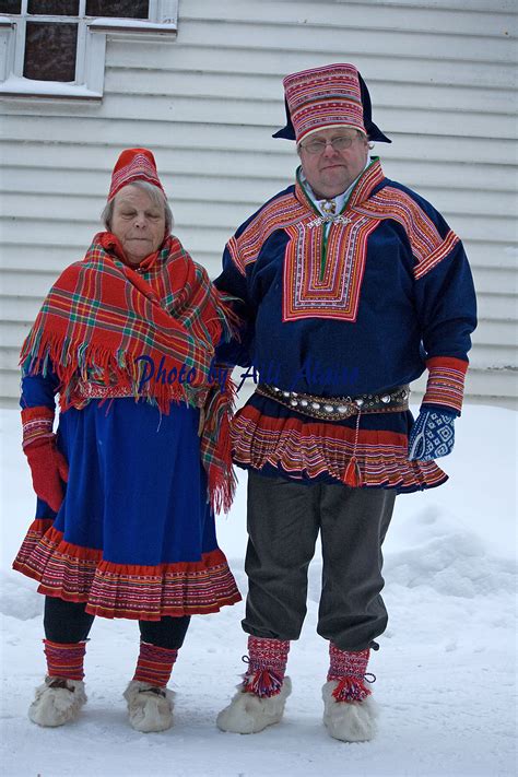 Sukulaiset kirkkotiellä Inarissa. Saamelaisten itsenäisyys-päivänä v. 2010 | Folk clothing, Sami ...